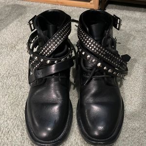 Black ankle boot. Great with casual or dressed up.